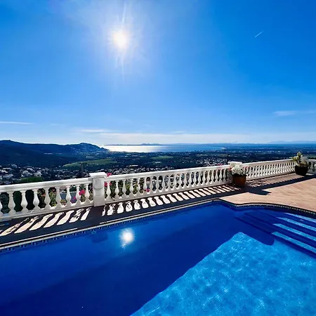 Luxury Villa *